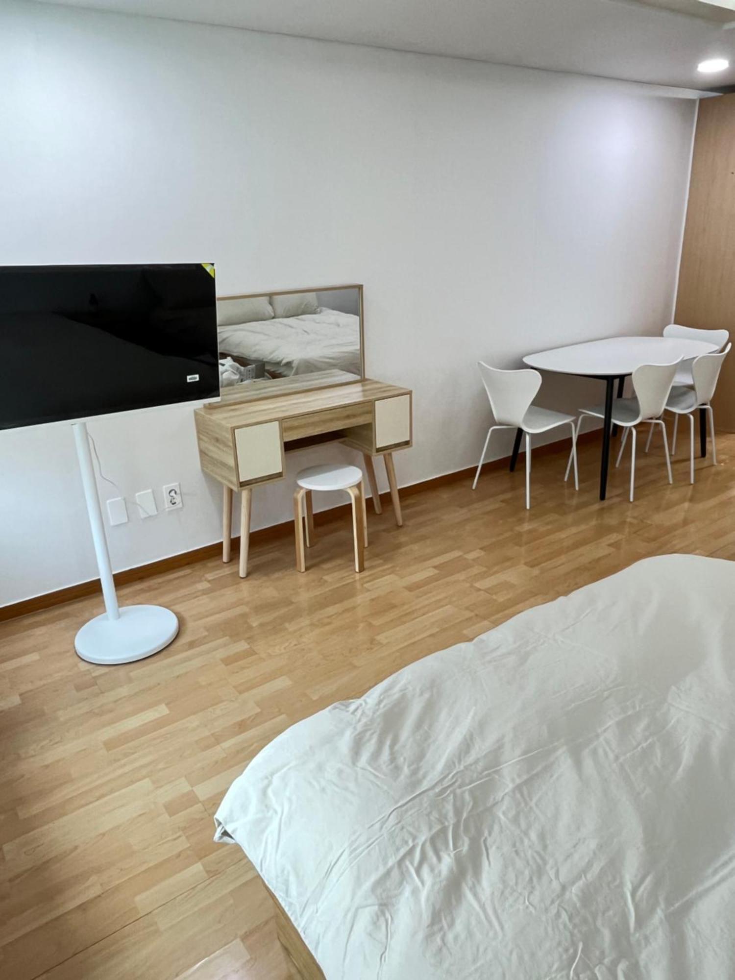 Cozy Connected To Hongdae Entrance Station
